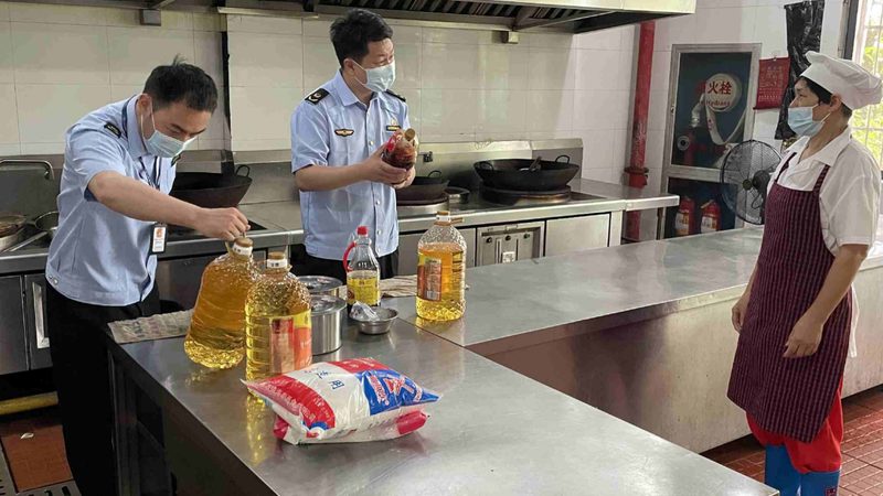 与中间商相比，厂家直销具有以下优势：